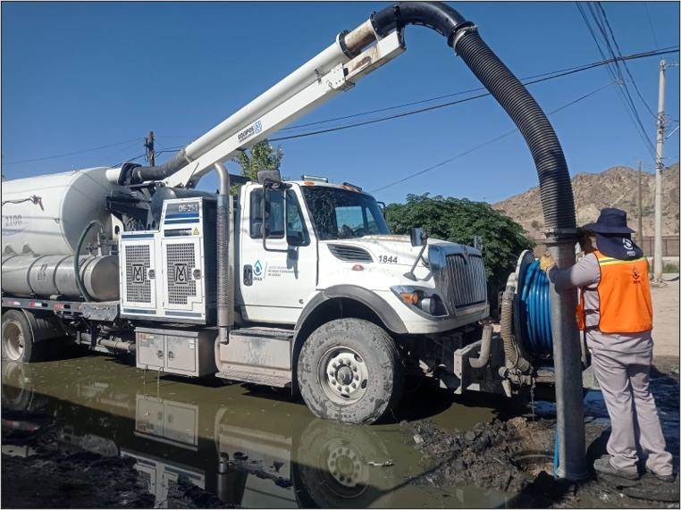 Dan mantenimiento preventivo del drenajela de la colonia Sara Lugo
