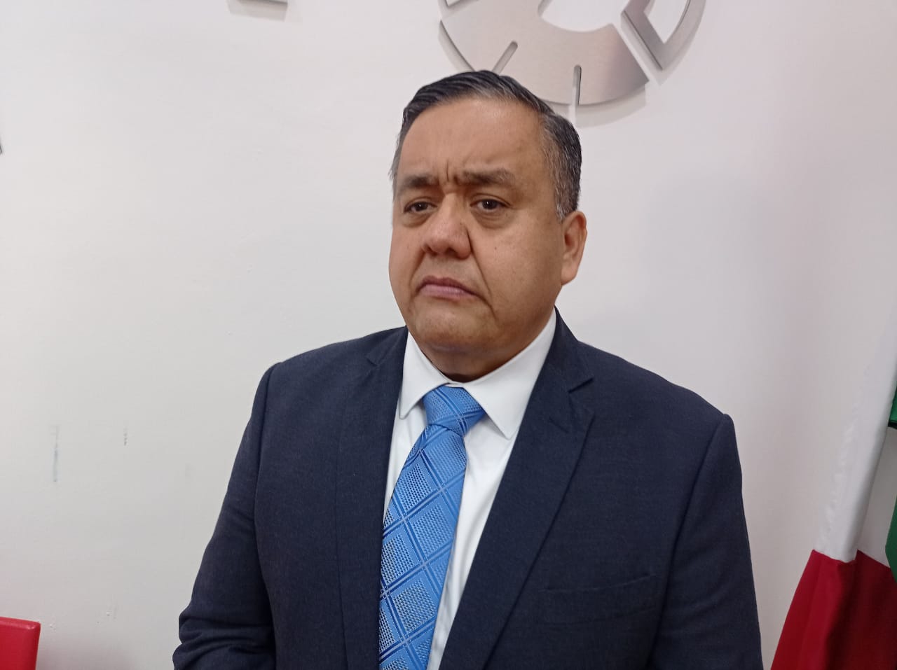 Llama estado a funcionarios a no distraerse con aspiraciones políticas.