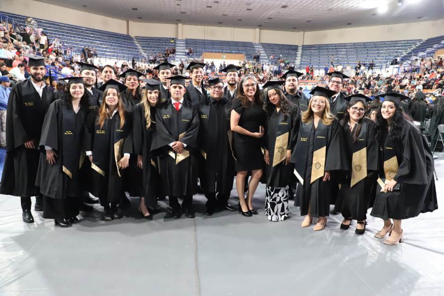 Ceremonia de titulación reúne a egresados del IADA e IIT en la UACJ