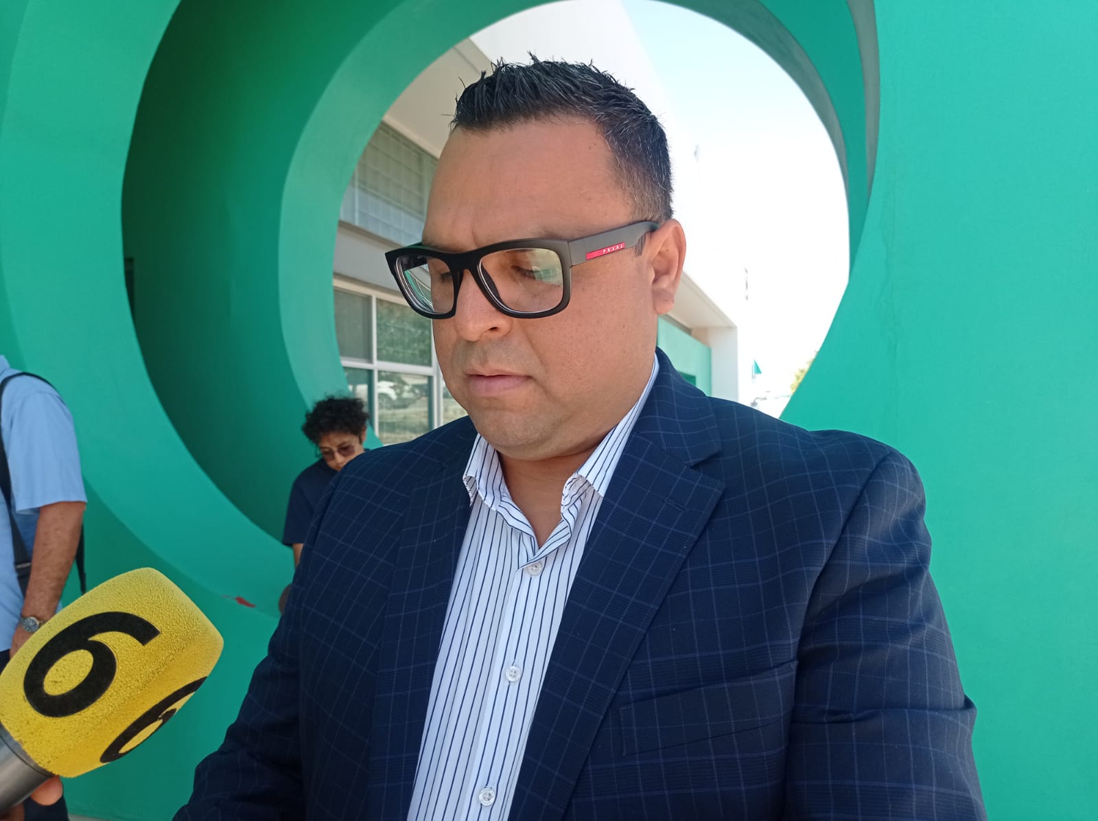 Avanza reparto de mochilas y loncheras en escuelas de nivel básico.