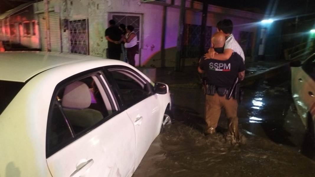 Policías Municipales auxilian a familia que quedó atrapada en su vehículo tras fuertes lluvias