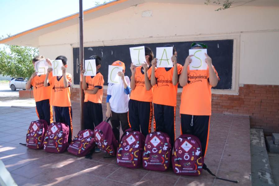 Mantienen entrega de mochilas y loncheras a estudiantes de primaria y secundaria en Juárez