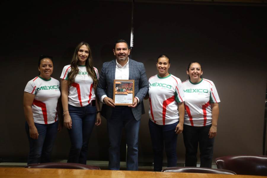 Fieras de Juárez reconocen a alcalde por apoyo en torneo internacional