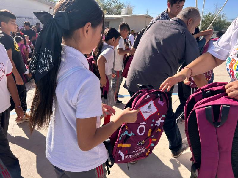 Gobierno municipal inició entrega de mochilas y loncheras en escuelas públicas