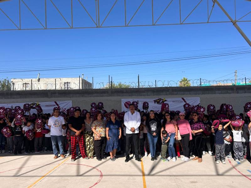 Gobierno Municipal entrega mochilas a estudiantes de primaria en Ciudad Juárez