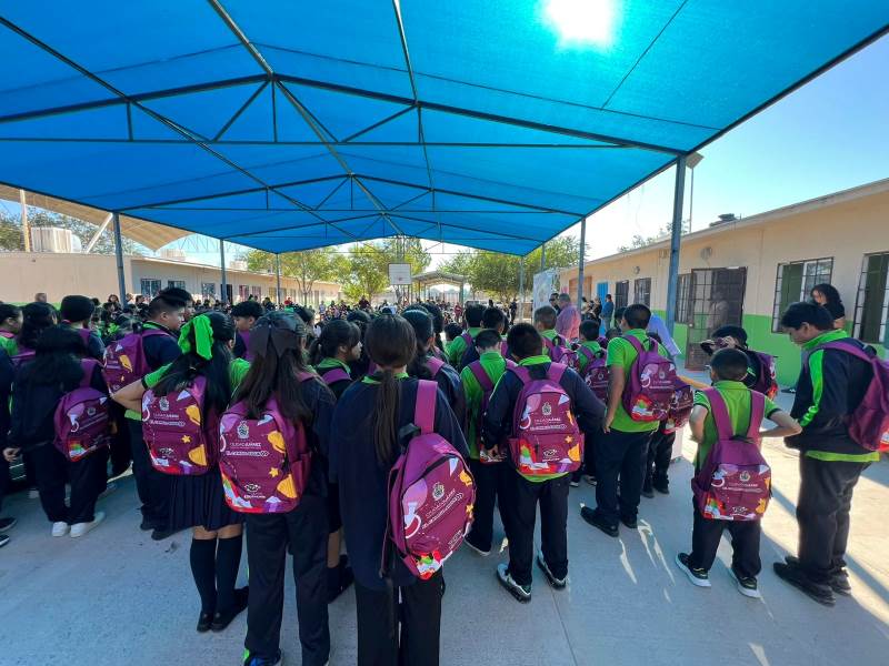 Gobierno Municipal entrega más de 2,200 apoyos escolares en escuelas de nivel básico