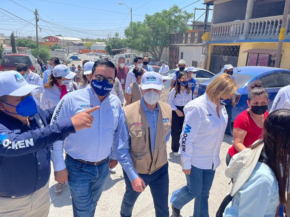 Recorren Abelardo Valenzuela y Maru Campos la colonia Azteca en compañía de Santiago Creel