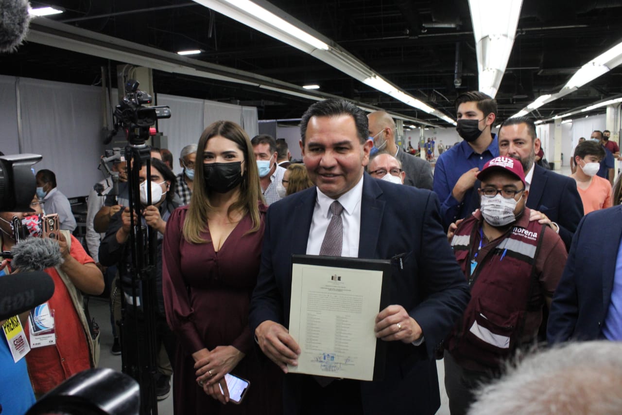 Cruz Pérez Cuéllar recibe acta de mayoría como alcalde electo  de Ciudad Juárez