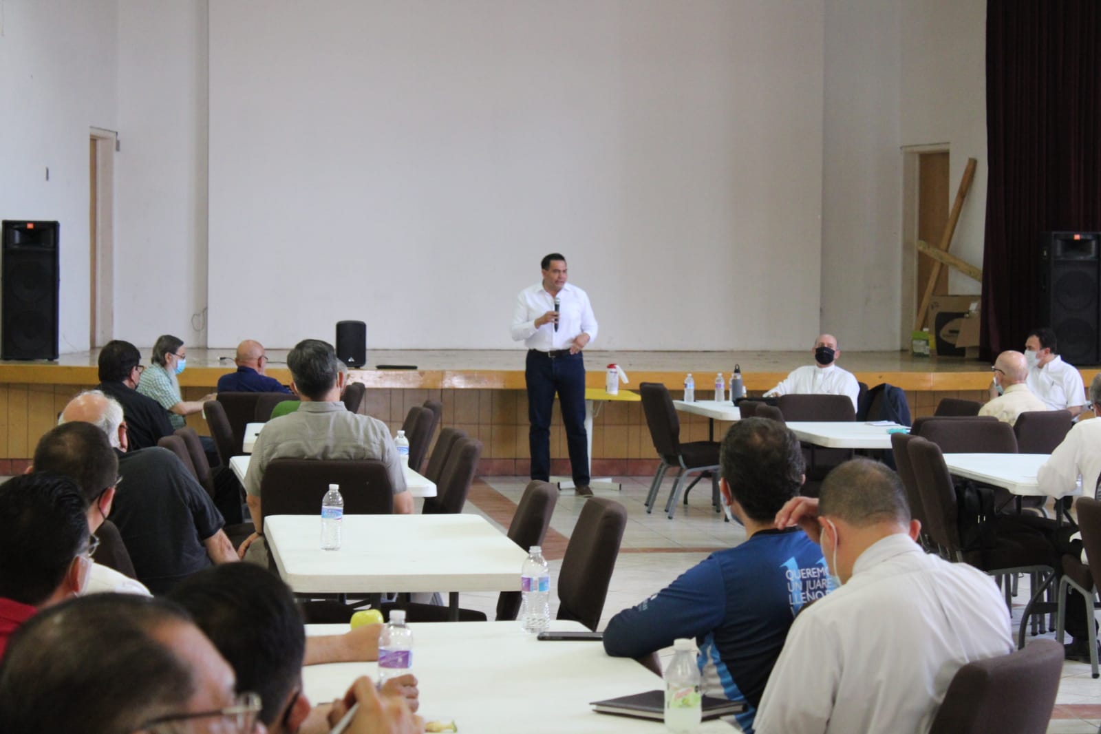 Cruz Pérez Cuéllar participa en un dialogo el obispo José Guadalupe Torres