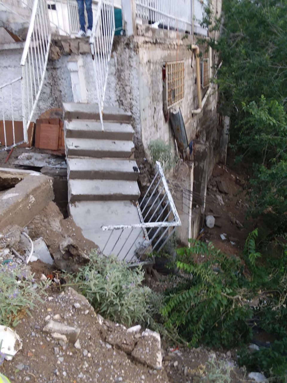 Se derrumban tres viviendas derivado de las lluvias