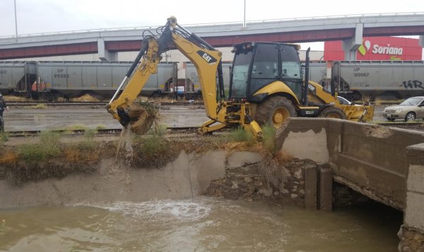 Desazolvan  Acequia del Pueblo