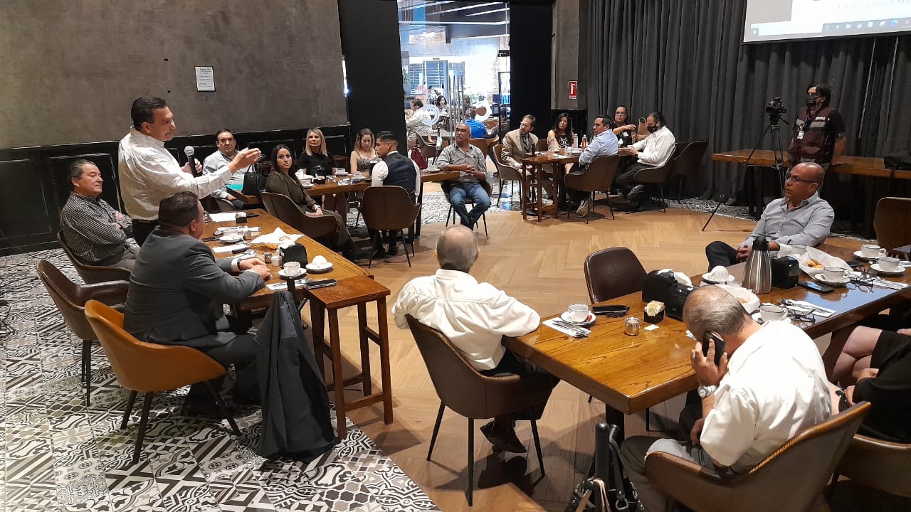 Cruz Pérez Cuéllar celebra sesión con el Consejo Coordinador de Corredores Comerciales