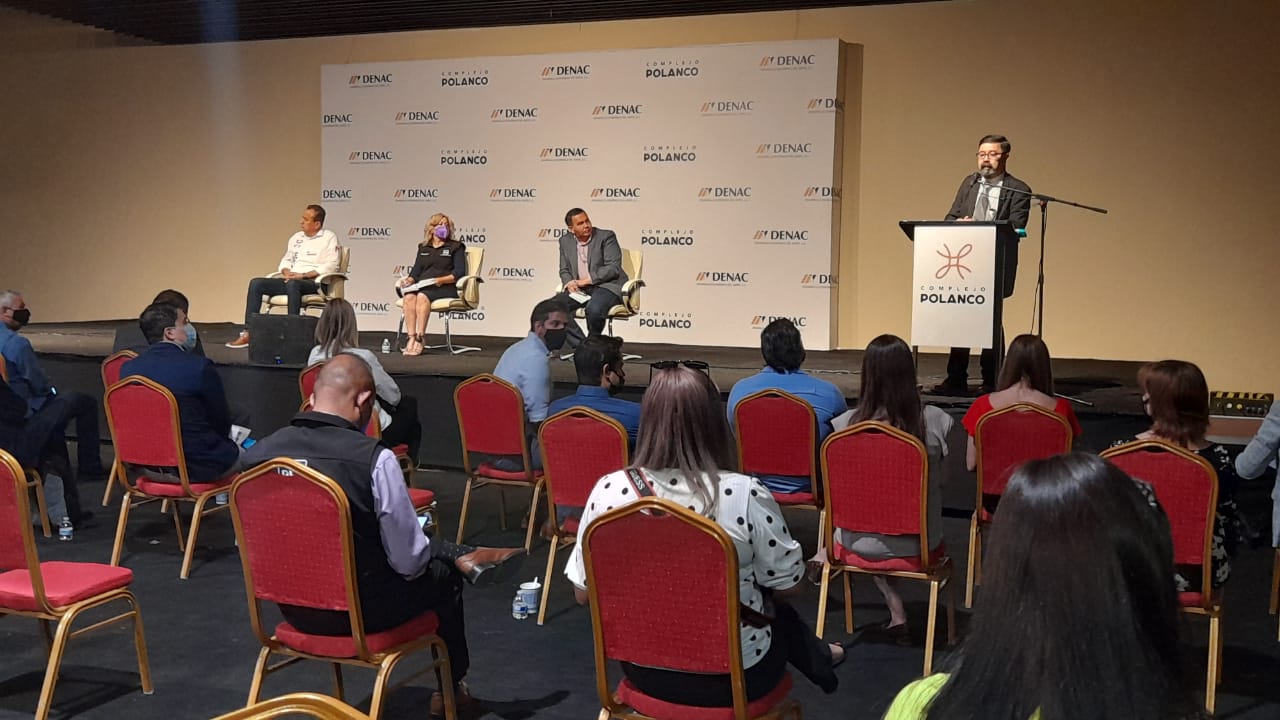 Cruz Pérez Cuéllar participa en foro de Candidatos