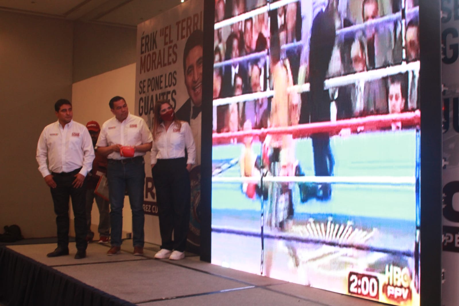 Erick “El Terrible” Morales asiste a evento en apoyo a Cruz Pérez Cuéllar