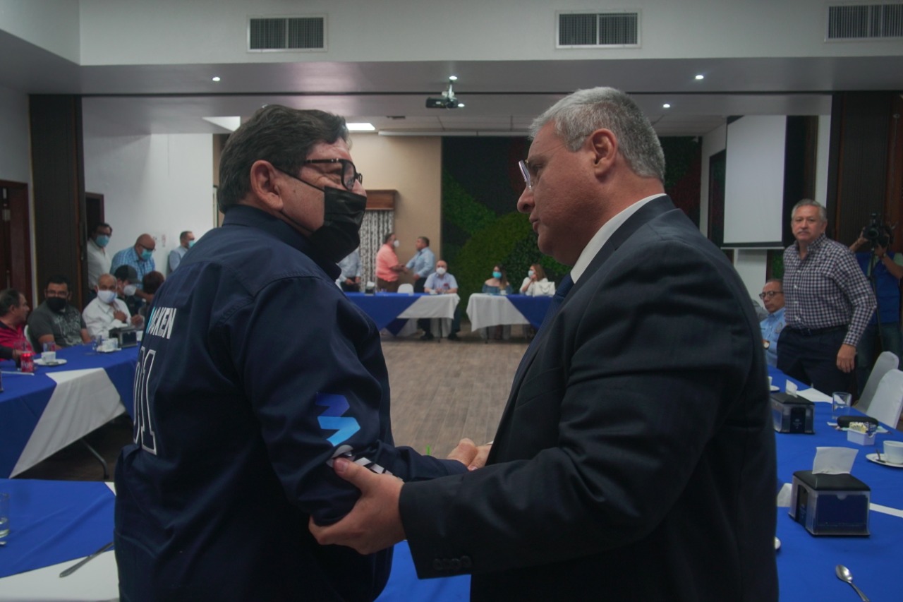Destacado catedrático universitario refrenda apoyo a Mocken. 