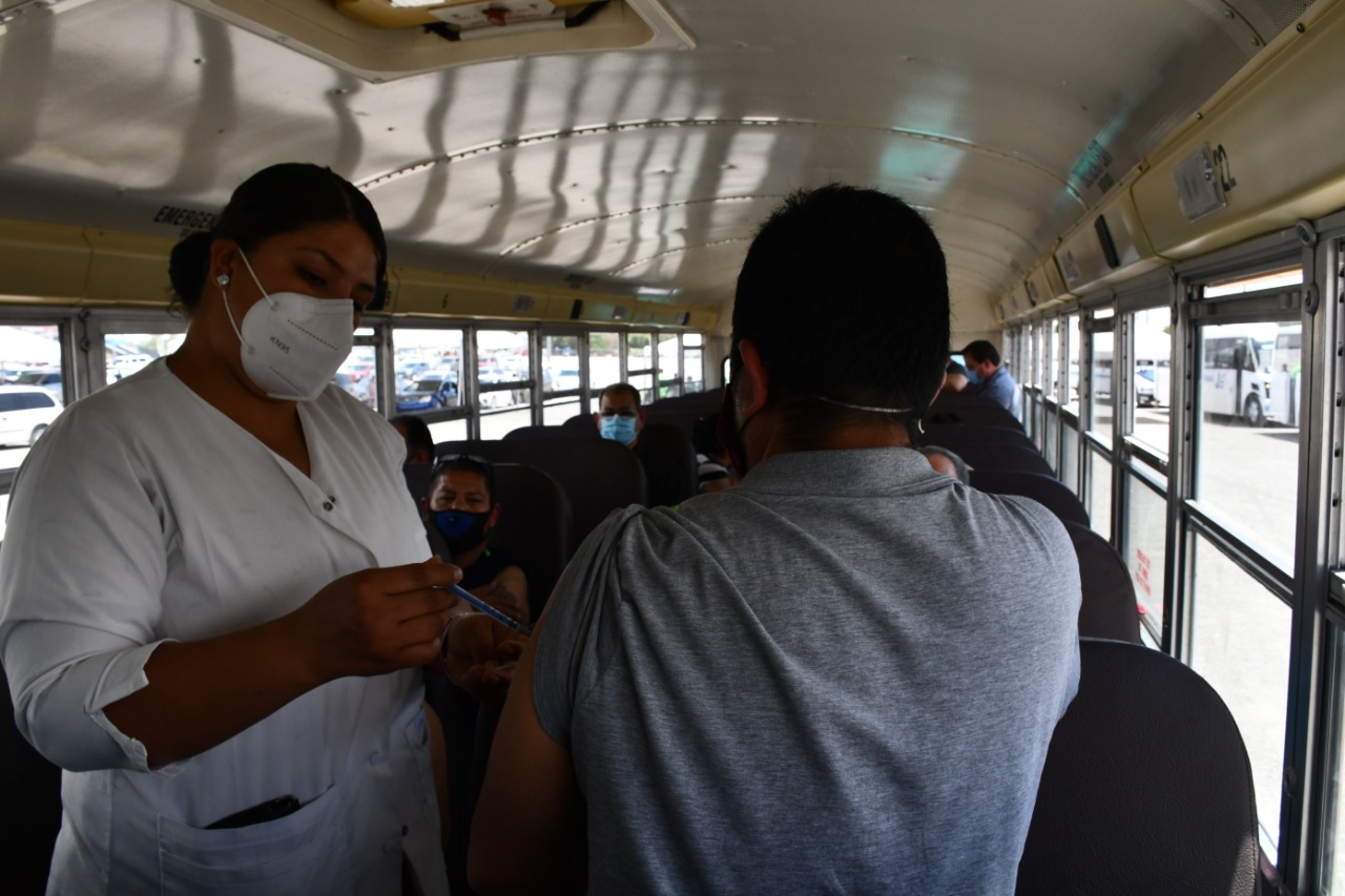 Habilitan carriles especiales para vacunar a trabajadores de maquiladora en Juárez