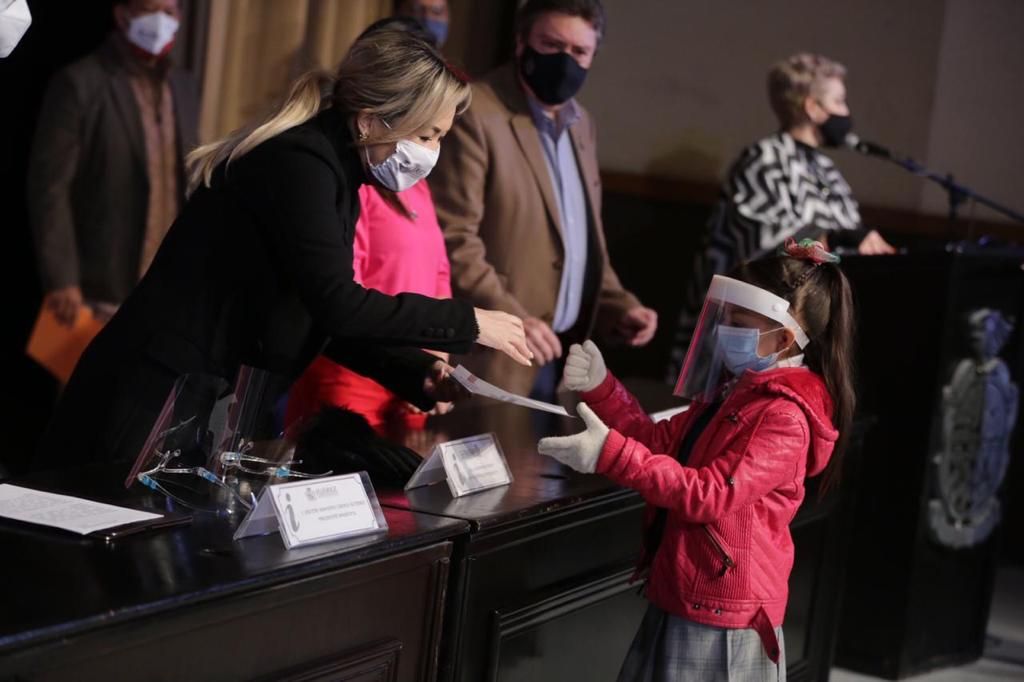 Entrega  Alcalde Armando Cabada tercera entrega referencias bancarias de becas municipales