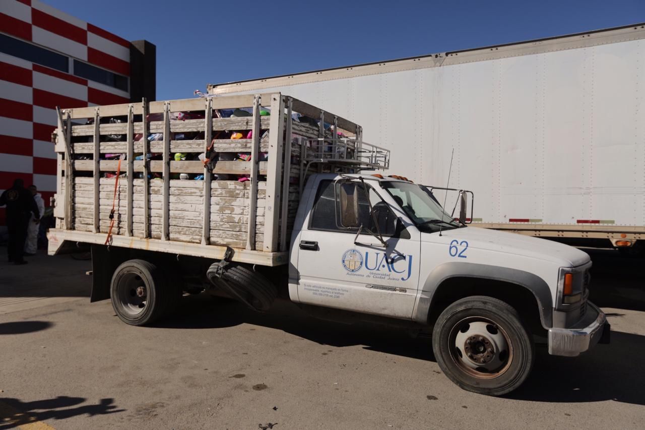 Se suma UACJ a colecta de juguetes y entrega más de mil juguetes a Santa Bombero