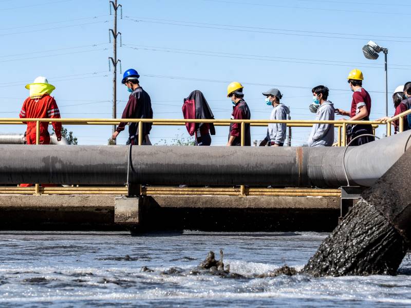 Estudiantes visitan planta tratadora para conocer proceso de reutilización del agua