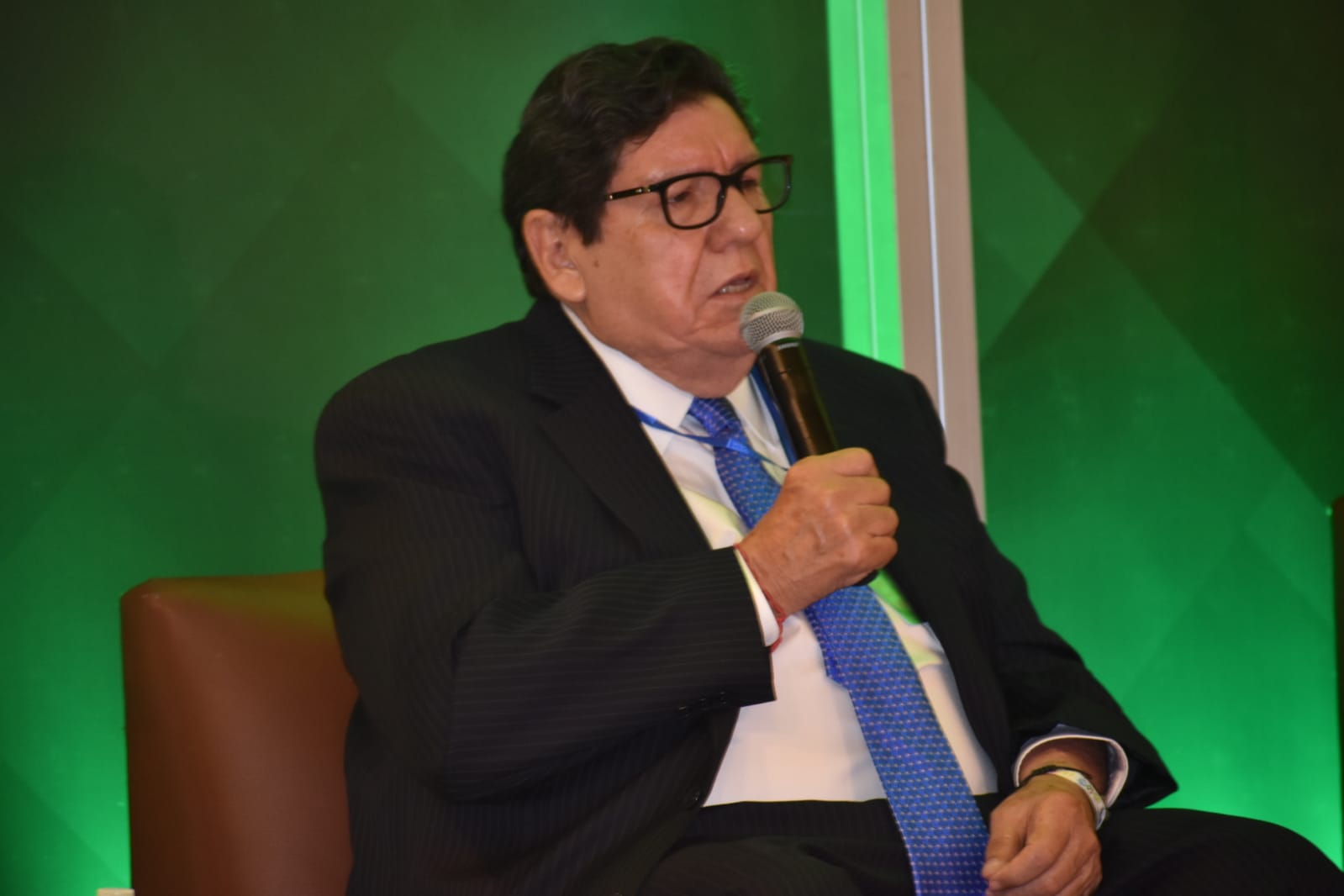 El centro histórico se ha convertido en un centro delincuencial denuncia Mocken en el Encuentro de Candidatos del CCE