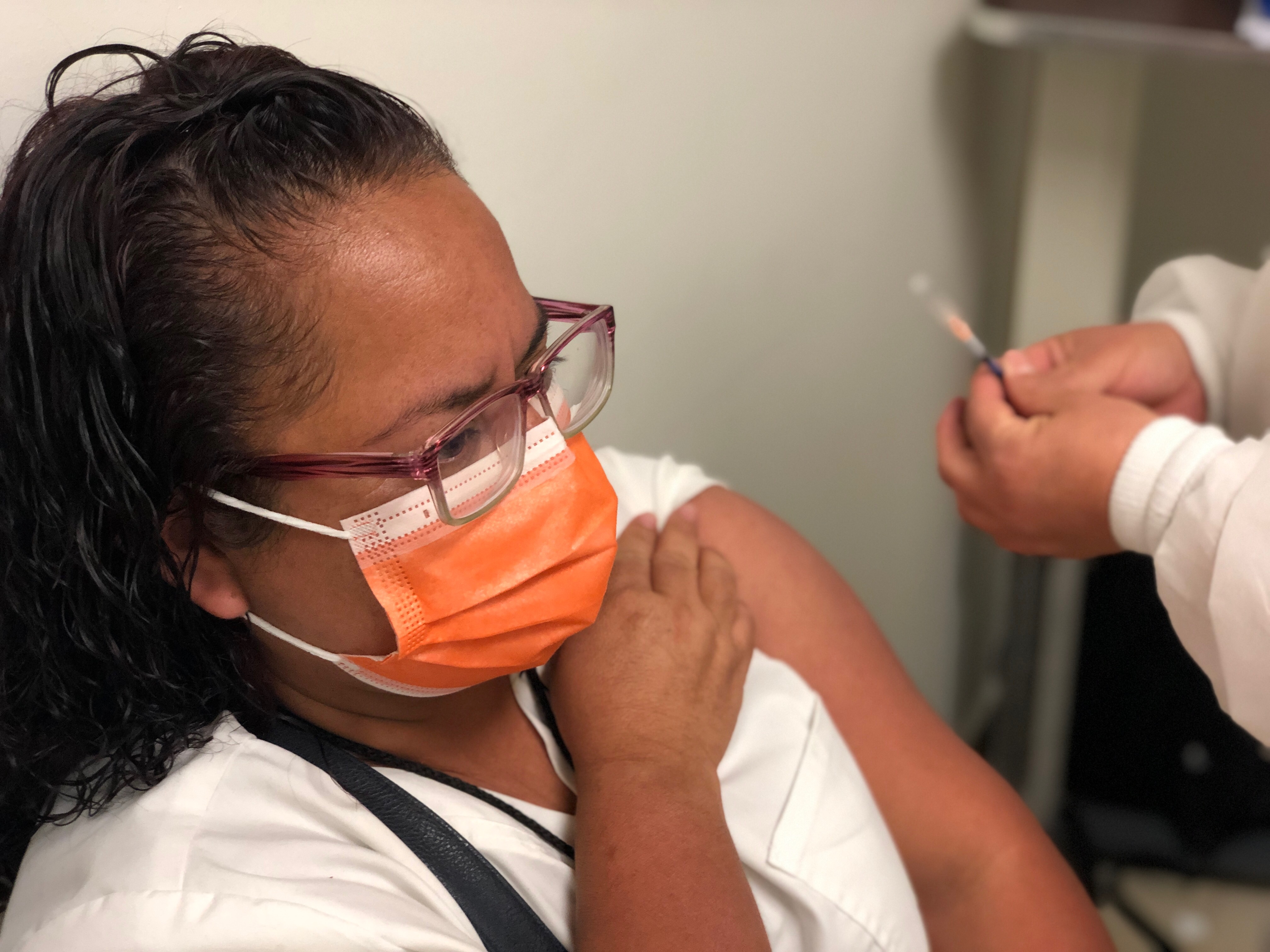 Universo de maestros de México, estarán vacunados al 28 de mayo