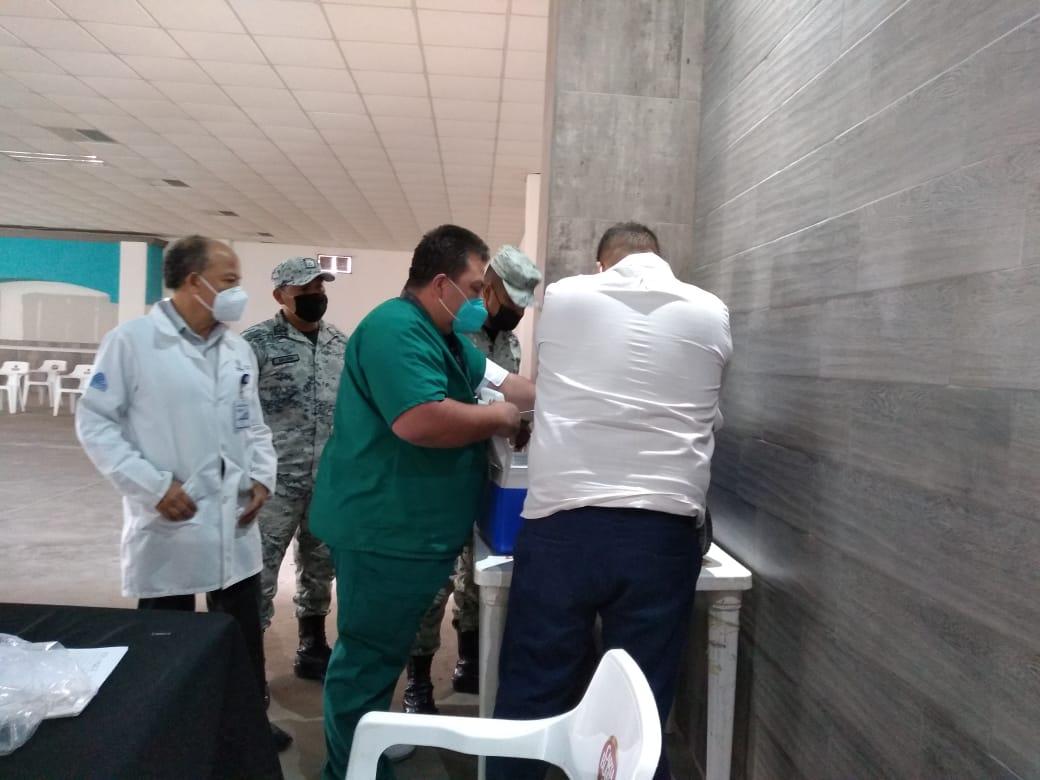 La mayoría de los mexicanos, aceptan las vacunas contra el COVID