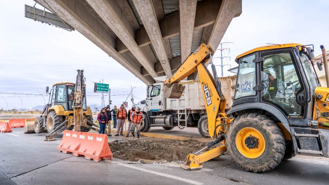 Repara J+ fuga de agua en el cruce de Blvd. Teófilo Borunda y Francisco Villarreal Torres