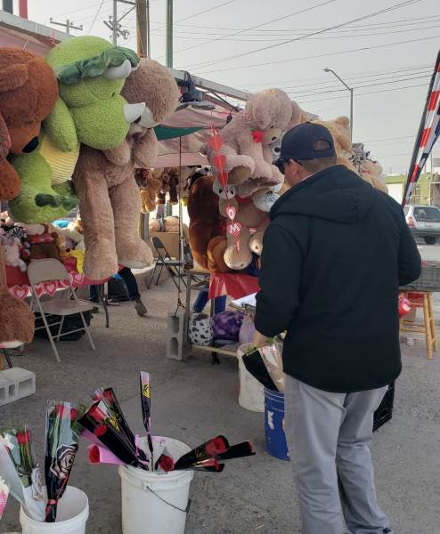 Convocan a comerciantes a tramitar permisos por temporada del 14 de febrero